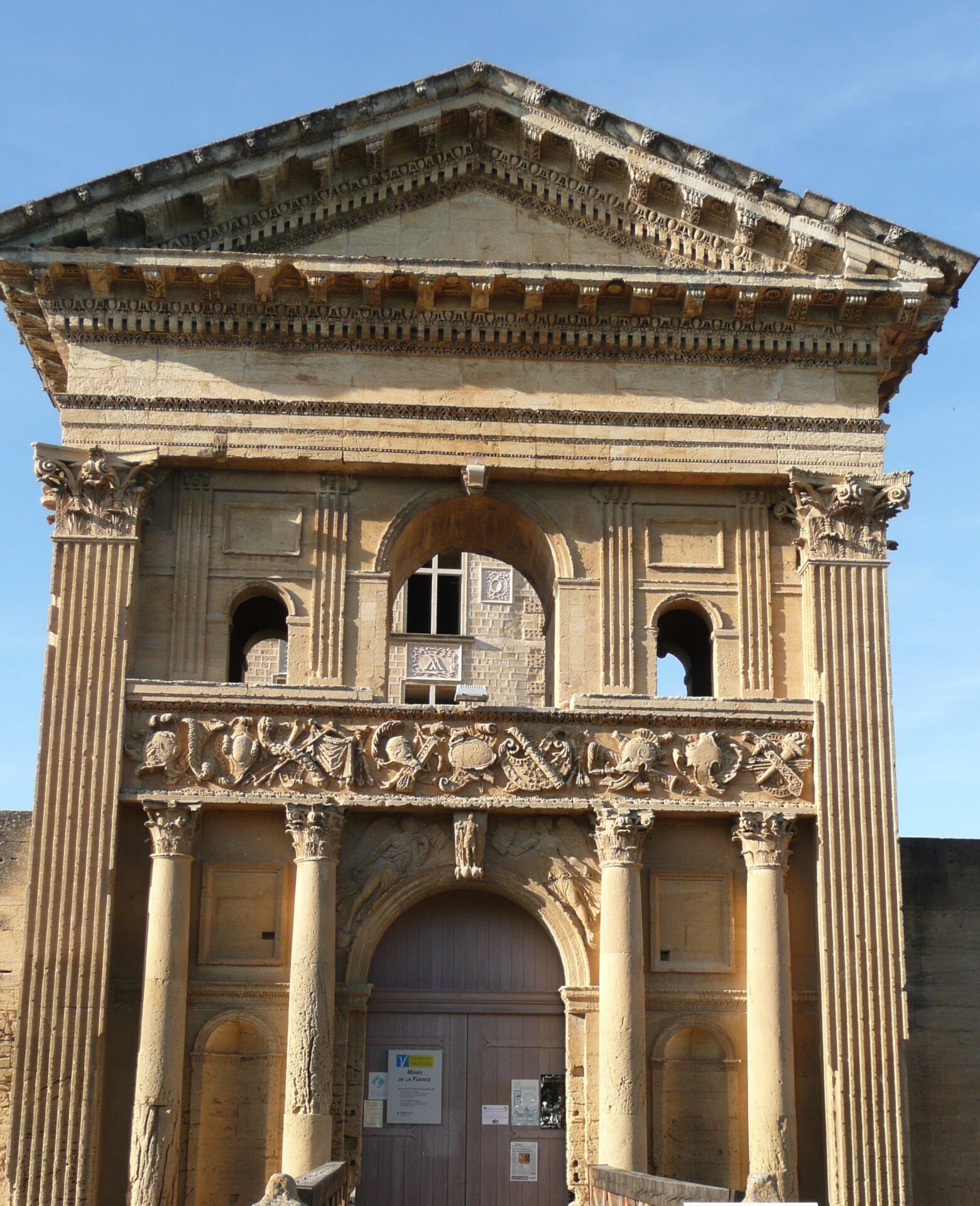 La Tour d'Aigues Tour Guide