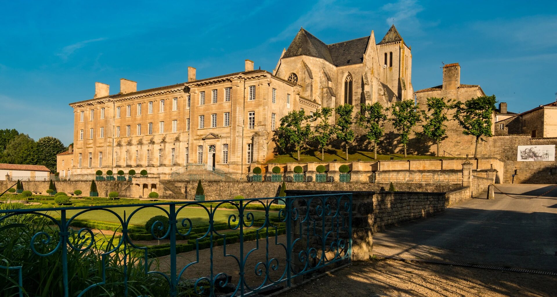 Book a guide Celles (1 to 9h) The Best of France