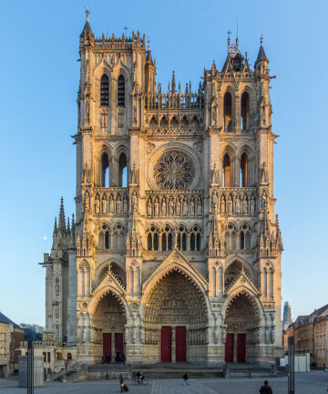 book a guide amiens
