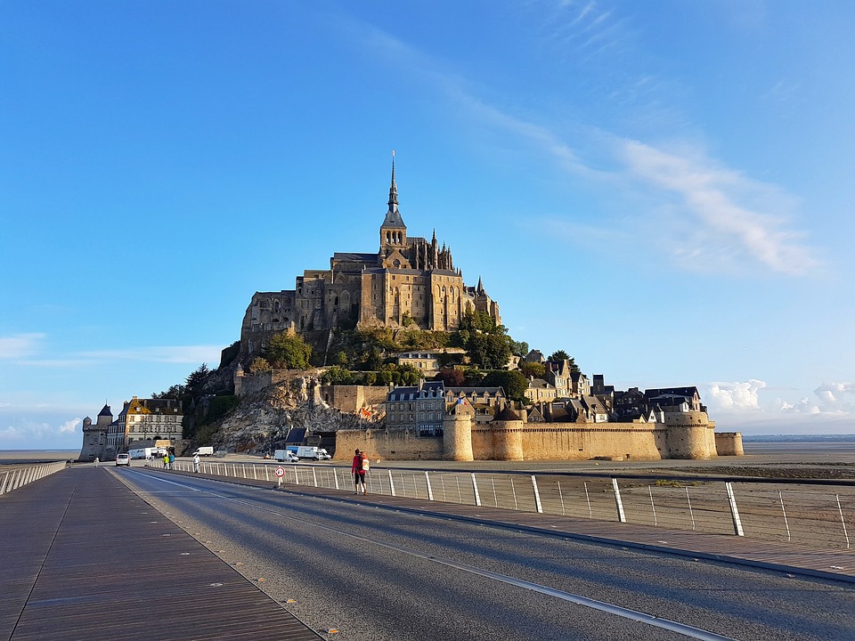 book a guide mont saint michel