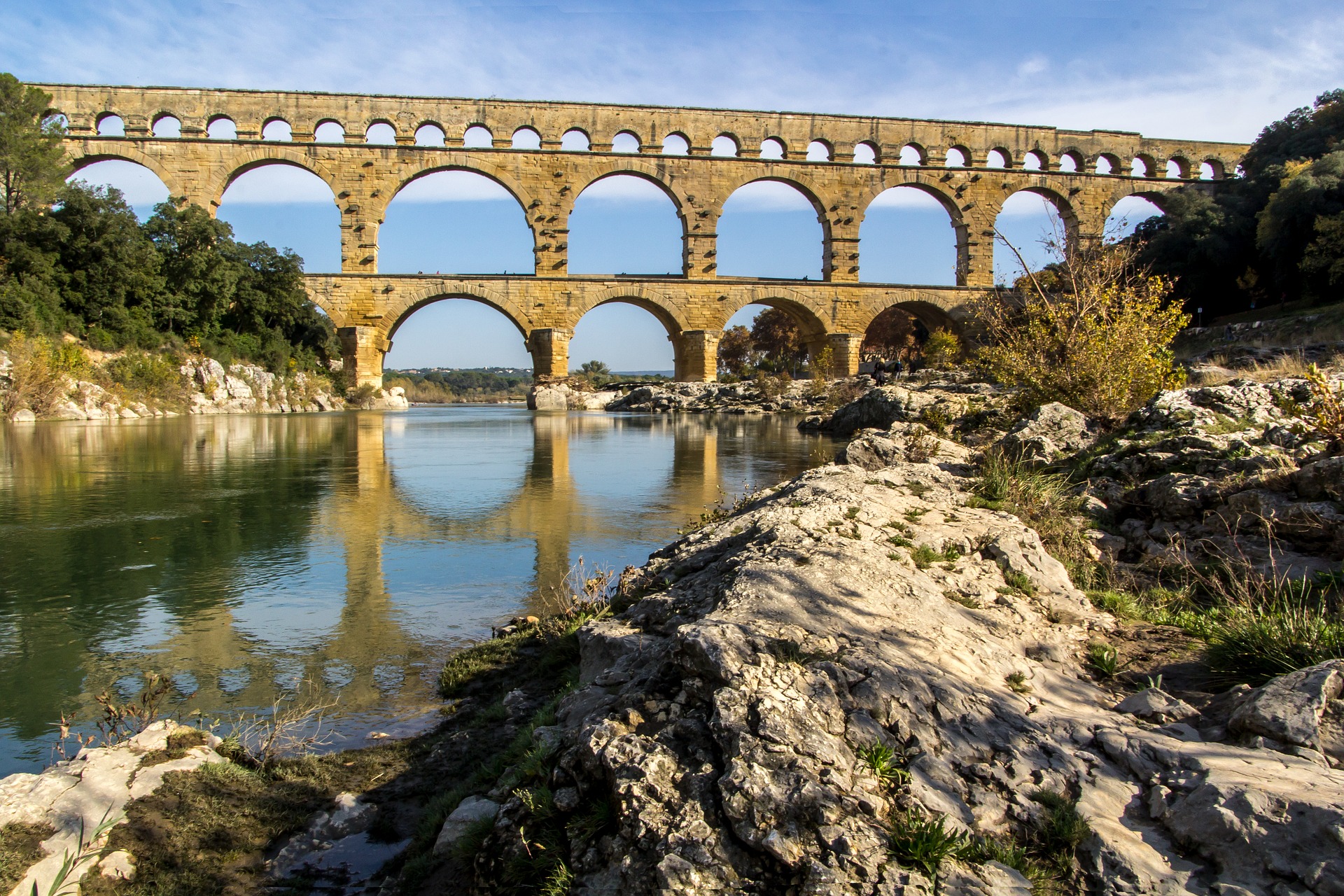 book a guide pont du gard