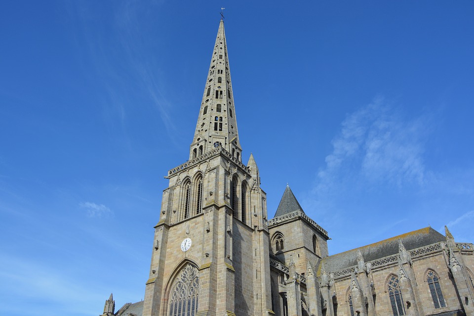 book a guide treguier