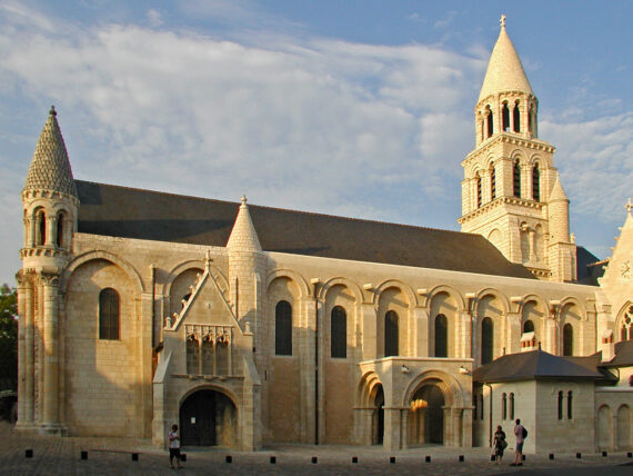 book a guide poitiers