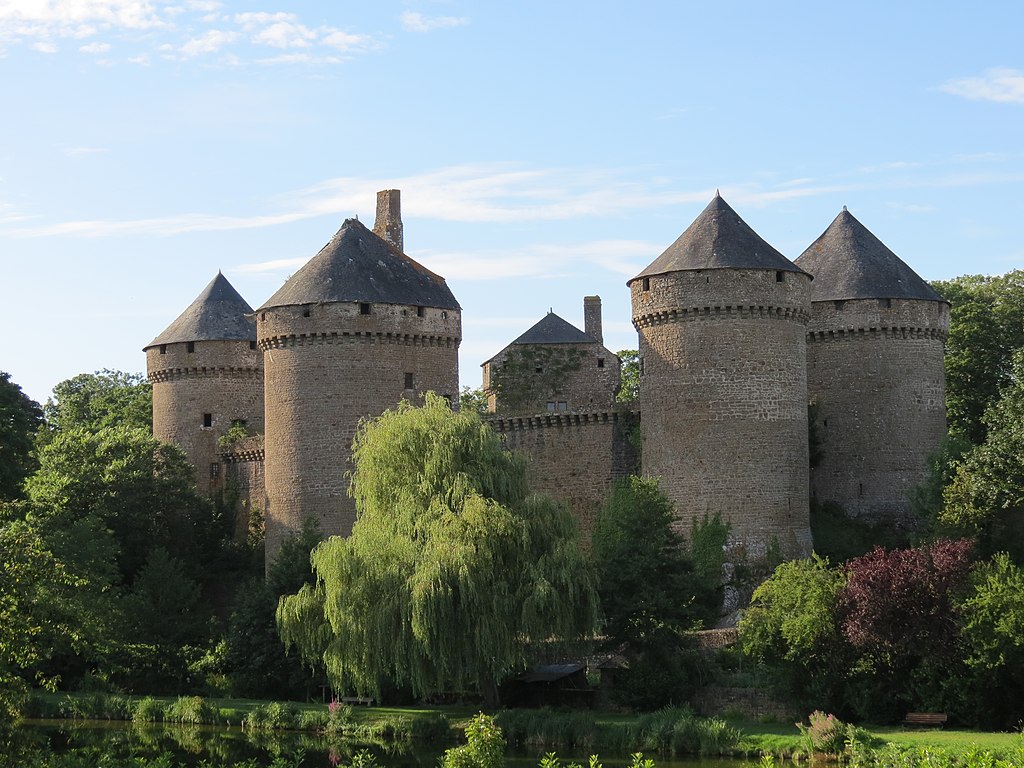 Lassay-les-Châteaux Tour Guide