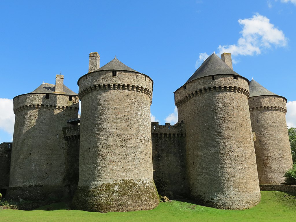 Lassay-les-Châteaux Tour Guide